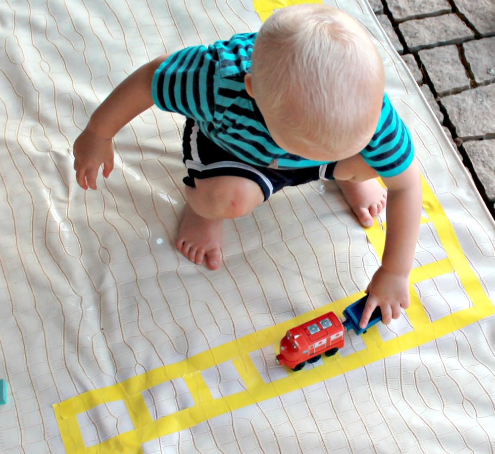 Make your own train tracks