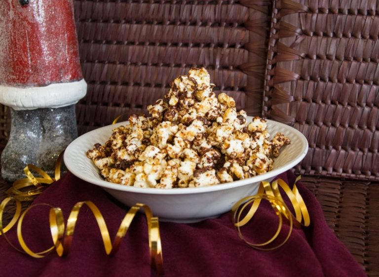 Peanut Butter Popcorn Munch – Christmas in July