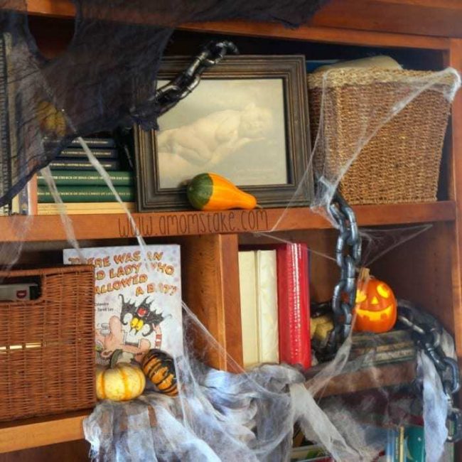 halloween-decor-bookshelf