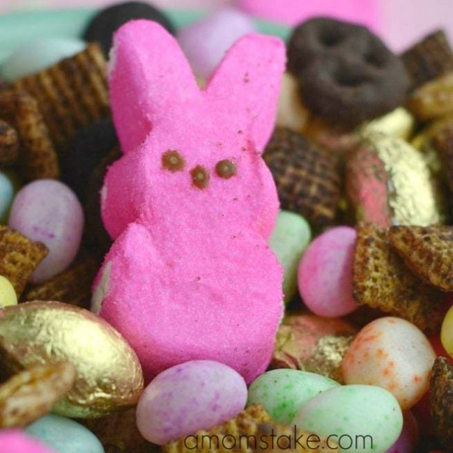 Easter bunny snack mix - yummy party treat or goody bag filler for your Easter hunt, party, or festivities! 