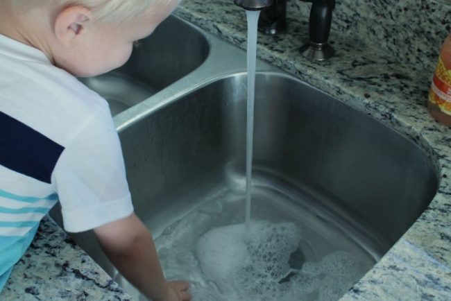 cleaning kitchen sink