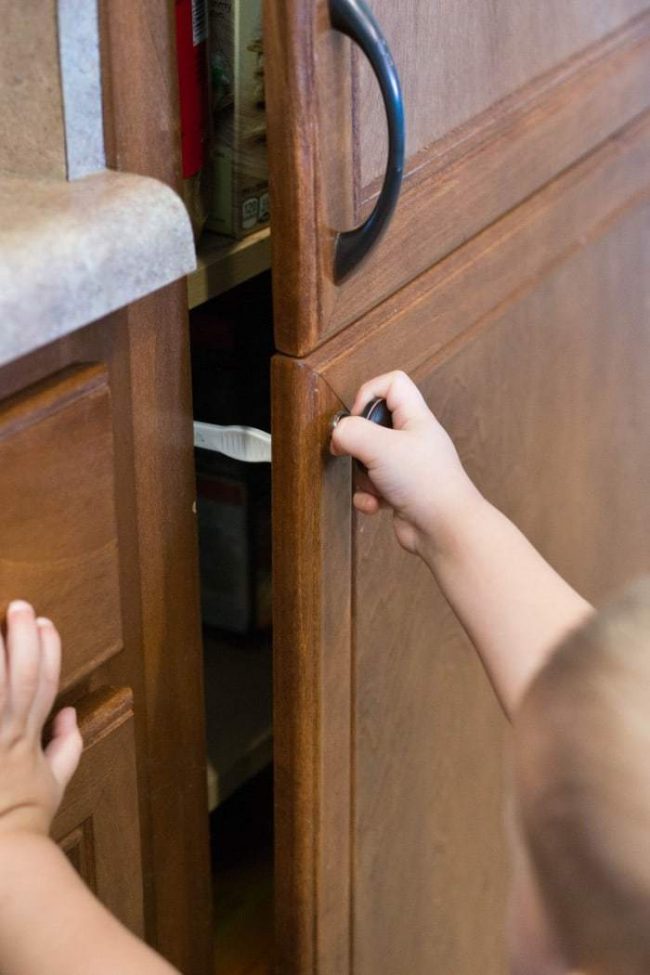 10 Genius Tricks: Babyproofing the House for a Toddler 8 Babyproofing07844