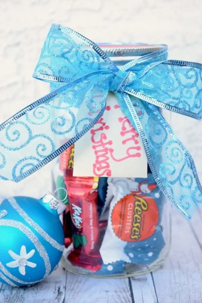 Creative ways to gfit a gift card jar of candy