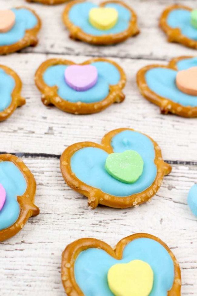 So easy and yummy these conversation hearts pretzel bites will be the hit of your Valentine's Day party treats! So simple but so yummy and the heart shape is to die for!