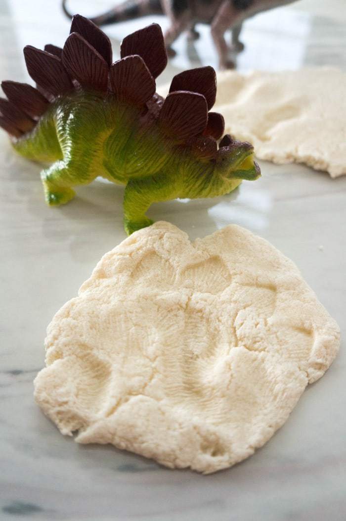 Tutorial to make your own DIY salt dough dinosaur fossils! Just follow this easy 1-minute video. You'll need just 3 easy ingredients and a few toys!