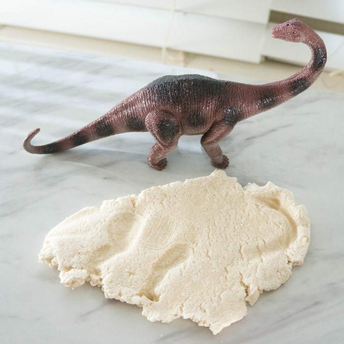 Tutorial to make your own DIY salt dough dinosaur fossils! Just follow this easy 1-minute video. You'll need just 3 easy ingredients and a few toys!