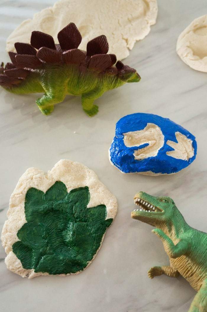 Tutorial to make your own DIY salt dough dinosaur fossils! Just follow this easy 1-minute video. You'll need just 3 easy ingredients and a few toys!