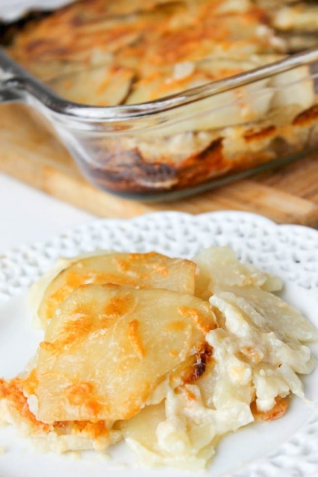 This potatoes au gratin recipe is going to be one you print, save in your recipe book, and use over and over. It's one of the perfect side dishes that's easy to make, creamy and delicious!