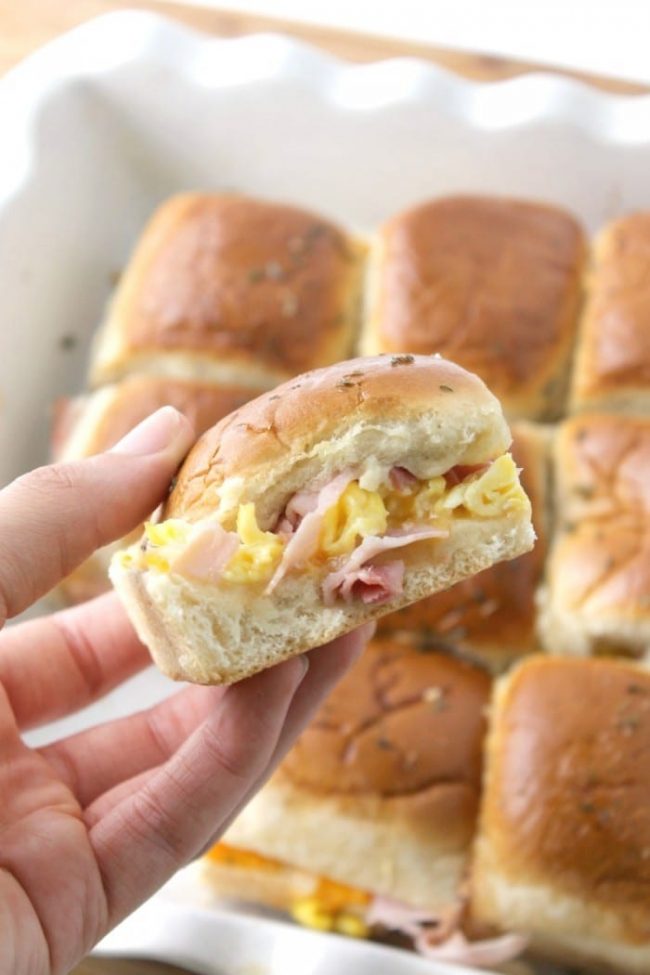Easy egg ham and cheese breakfast sliders recipe. Make it the night before and just heat in the morning and it's ready to serve in just 10 minutes. Super simple breakfasts for families on the go or picky kids. 