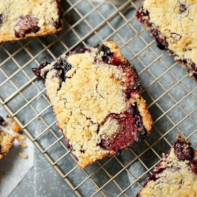 Mixed Berry Crumble Bars Recipe 6 1. Combine flour, sugar, egg, baking powder, butter, cinnamon and salt in a food processor and pulse until you have a crumbly texture. You can also do this by hand with a pastry cutter, but it will take longer. 2. Spray the bottom of a small baking pan (I used 8x11), and pour half your flour mixture into it. Spread out with your hands to get a smooth surface. 3. Fold together berries, cornstarch, vanilla and sugar, then spread evenly over your flour base. *If there is a lot of juice in your berries, leave that out. 4. Cover with remaining flour mixture, then bake at 350 degrees for 45 minutes. 5. Cool slightly before cutting into bars, and serve.