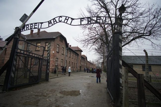 auschwitz entrance sign