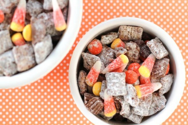 22 Tasty Halloween Treats to "Boo" Your Friends! 12 22 Tasty Halloween Treats to "Boo" Your Friends! halloween muddy buddies mix7 735x490 1