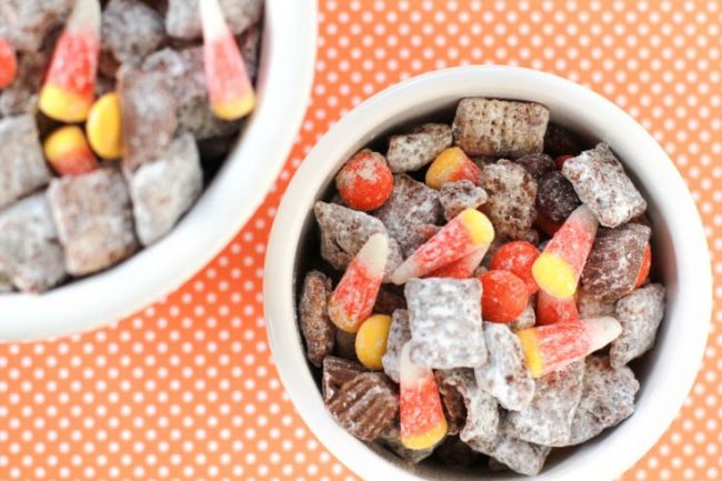 22 Tasty Halloween Treats to "Boo" Your Friends! halloween muddy buddies mix7 735x490 1